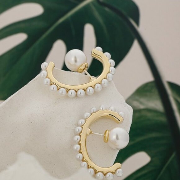 Gold Pearl stud earrings - Picture 2 of 8